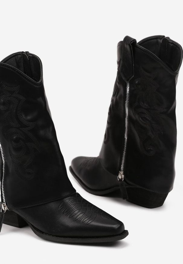 Renee - Czarne Ekozamszowe Botki Typu Kowbojki z Cholewką Imitującą Nogawkę i Ozdobnym Haftem Ittana. Kolor: czarny. Materiał: jeans, koronka. Szerokość cholewki: normalna. Wzór: haft. Obcas: na obcasie. Wysokość obcasa: średni