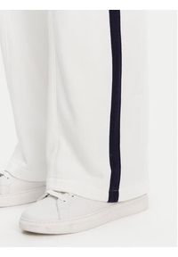 GAP - Gap Spodnie dresowe 732234-01 Biały Regular Fit. Kolor: biały. Materiał: bawełna #4