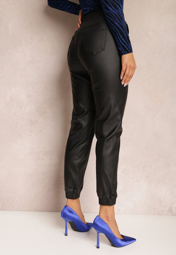 Renee - Czarne Spodnie Joggery z Imitacji Skóry Sinie. Kolor: czarny. Materiał: skóra