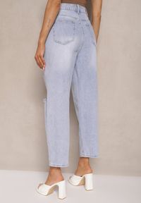 Renee - Jasnoniebieskie Jeansy Boyfriend High Waist Zdobione Przetarciami Neniffia. Okazja: na co dzień. Stan: podwyższony. Kolor: niebieski. Wzór: aplikacja. Styl: elegancki, casual