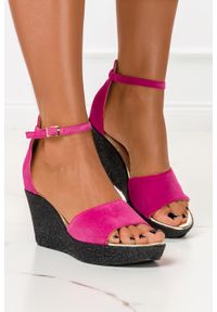 Casu - Fuksjowe sandały na koturnie z zakrytą piętą pasek wokół kostki polska skóra casu 2389-332. Zapięcie: pasek. Kolor: różowy. Materiał: skóra. Obcas: na koturnie #1
