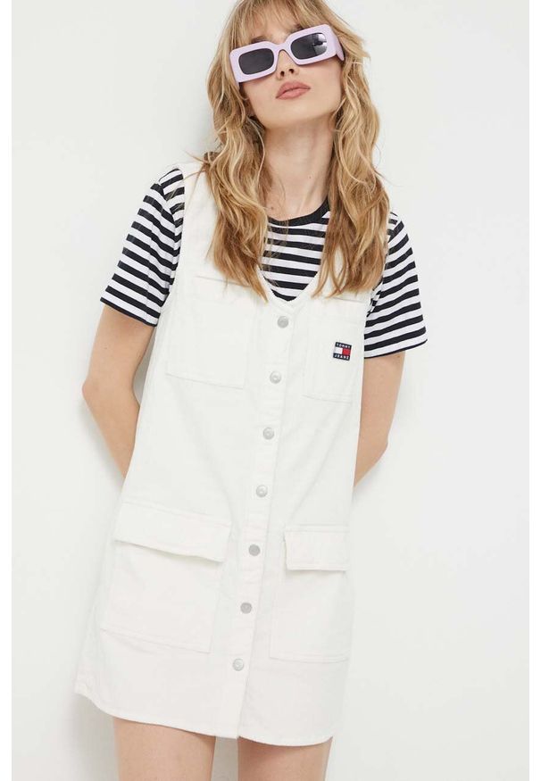 Tommy Jeans sukienka sztruksowa kolor biały mini prosta. Kolor: biały. Materiał: sztruks. Typ sukienki: proste. Długość: mini