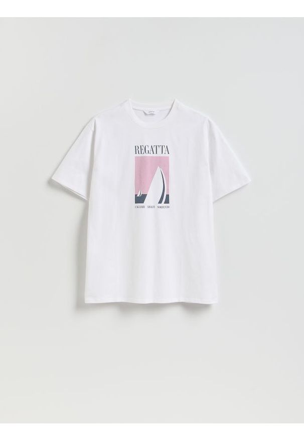 Reserved - T-shirt regular z nadrukiem - biały. Kolor: biały. Materiał: dzianina, bawełna. Wzór: nadruk