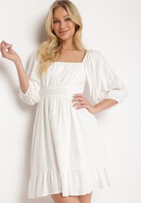 Born2be - Biała Rozkloszowana Sukienka z Wiskozą i Lnem z Gumką w Talii Falbanką i Podszewką Vilemia. Okazja: na co dzień. Kolor: biały. Materiał: len, wiskoza. Typ sukienki: rozkloszowane, proste. Styl: casual #3