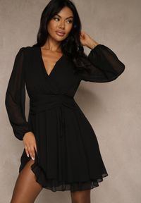 Renee - Czarna Siateczkowa Sukienka o Rozkloszowanym Kroju z Dekoltem w Serek Zennela. Okazja: na co dzień. Typ kołnierza: dekolt w serek. Kolor: czarny. Materiał: poliester, jeans. Typ sukienki: rozkloszowane. Styl: casual, elegancki #6