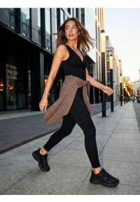 Sinsay - Prążkowane legginsy z gumką w pasie - czarny. Kolor: czarny. Materiał: prążkowany #1