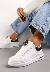 Born2be - Biało-Czarne Sneakersy Bokoria. Kolor: biały. Materiał: materiał, skóra ekologiczna. Szerokość cholewki: normalna. Wzór: aplikacja. Obcas: na platformie #3