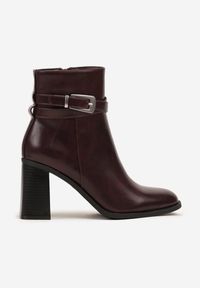 Renee - Bordowe Botki na Słupku z Metaliczną Klamrą Fesanna. Okazja: na co dzień. Zapięcie: klamry. Kolor: czerwony. Materiał: jeans. Obcas: na słupku. Styl: casual, elegancki