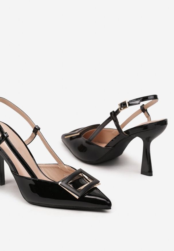 Born2be - Czarne Lakierowane Sandały na Szpilce Ozdobione Kwadratową Aplikacją Ariselis. Okazja: na co dzień. Nosek buta: szpiczasty. Zapięcie: sprzączka. Kolor: czarny. Wzór: aplikacja. Materiał: lakier. Sezon: lato. Obcas: na szpilce. Styl: elegancki, klasyczny, casual, wizytowy