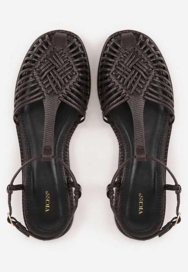 Born2be - Ciemnobrązowe Płaskie Sandały VICES z Paskiem w Kształcie T i Zakrytym Noskiem Ciradyl. Okazja: do pracy, na co dzień, na spotkanie biznesowe. Zapięcie: pasek. Kolor: brązowy. Materiał: jeans, len. Styl: biznesowy, casual