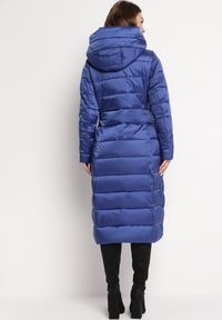 Born2be - Niebieska Długa Pikowana Kurtka Płaszcz z Kapturem i Ozdobnymi Suwakami Vlemika. Typ kołnierza: kaptur. Kolor: niebieski. Długość: długie #4