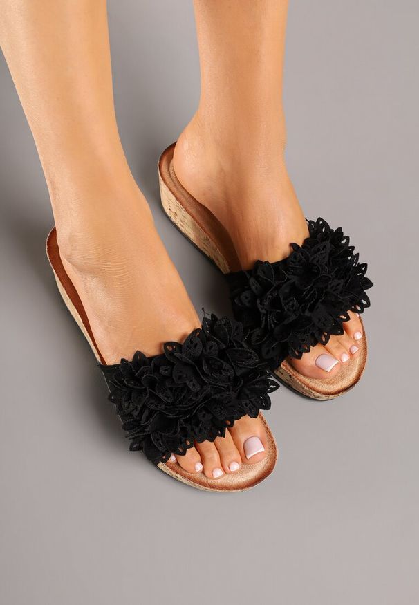 Born2be - Czarne Klapki na Koturnie z Kwiatami 3D Zariva. Kolor: czarny. Materiał: jeans. Wzór: kwiaty. Sezon: lato. Obcas: na koturnie. Styl: elegancki