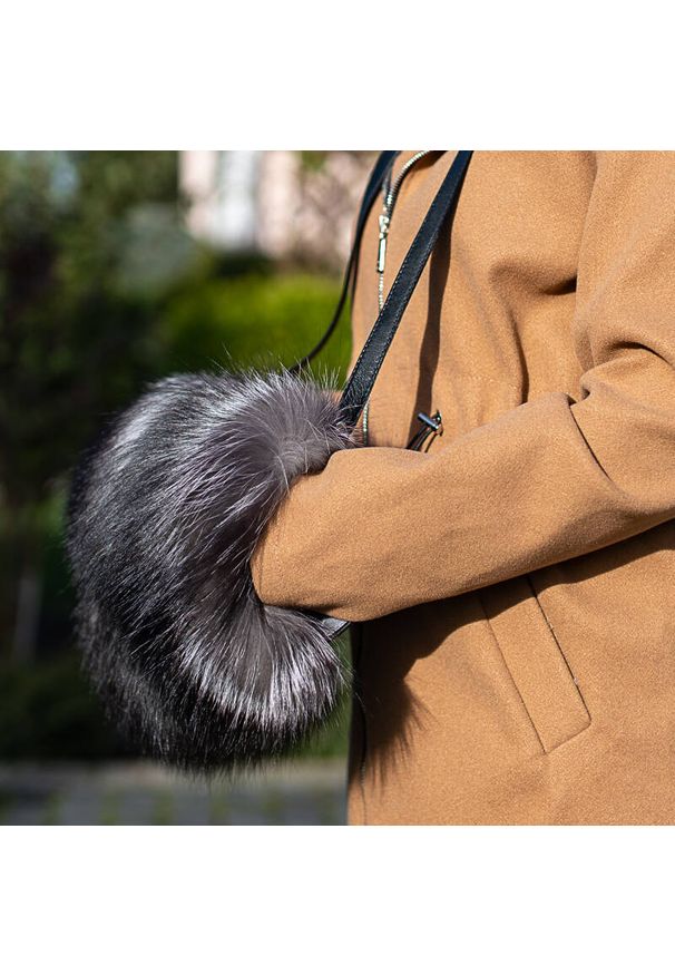 Luka-Pelli - Czarna Elegancka Mufka Luka- Pelli Rękaw Na Dłonie Z Naturalnym Futrem Z Lisa. Kolor: czarny. Sezon: lato. Materiał: futrzane. Styl: elegancki. Rodzaj torebki: na ramię