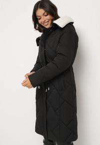 Born2be - Czarna Pikowana Kurtka z Kapturem i Ozdobnym Kołnierzem Ściągana w Pasie Ellarisa. Typ kołnierza: kaptur. Kolor: czarny. Materiał: wełna, jeans. Styl: elegancki #6