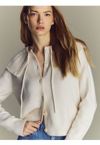 Reserved - Kardigan z kołnierzem - kremowy. Kolor: kremowy. Materiał: dzianina. Wzór: gładki #1