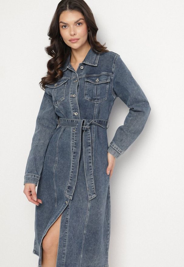 Born2be - Niebieska Jeansowa Sukienka z Wiązanym Paskiem i Guzikami Allirwen. Okazja: na co dzień. Kolor: niebieski. Materiał: jeans. Długość rękawa: długi rękaw. Typ sukienki: koszulowe. Styl: elegancki, casual
