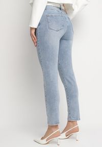 Born2be - Niebieskie Jeansy o Kroju Mom Fit z Wysokim Stanem Delarine. Okazja: na co dzień. Stan: podwyższony. Kolor: niebieski. Styl: sportowy, casual, elegancki #3