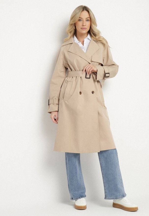 Born2be - Beżowy Płaszcz w Stylu Trencza Ozdobiony Paskiem z Klamrą Ninellira. Kolor: beżowy. Materiał: jeans. Długość rękawa: długi rękaw. Długość: długie. Wzór: aplikacja. Styl: klasyczny, elegancki