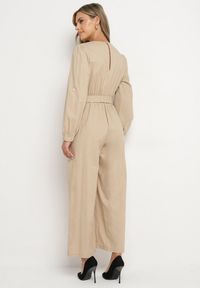 Born2be - Beżowy Bawełniany Kombinezon o Kopertowym Kroju z Paskiem i Gumką w Talii Mirrira. Kolor: beżowy. Materiał: bawełna. Długość rękawa: długi rękaw. Długość: długie. Styl: elegancki, klasyczny #7