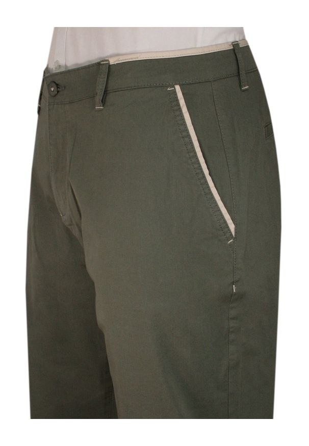 Just Yuppi - Oliwkowe Bawełniane Krótkie Spodenki, Szorty Męskie -JUST YUPPI- Przed Kolano, Odwijane, Khaki. Kolor: oliwkowy, brązowy, wielokolorowy. Materiał: bawełna, elastan. Długość: krótkie. Sezon: lato