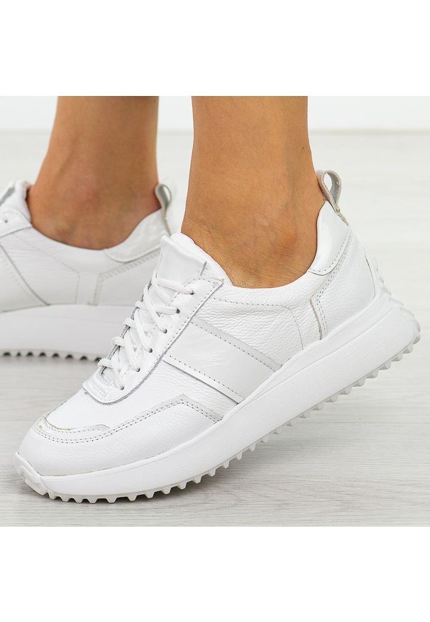 Białe skórzane Polskie sneakersy damskie Suzana Gol. Okazja: na co dzień, na spacer. Zapięcie: sznurówki. Kolor: biały. Materiał: skóra. Szerokość cholewki: normalna. Sezon: wiosna, jesień, lato. Styl: klasyczny, sportowy, casual, elegancki