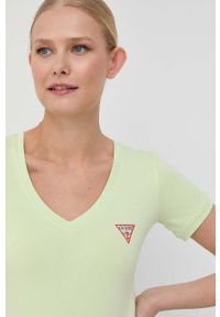 Guess t-shirt damski kolor zielony. Kolor: zielony. Materiał: bawełna. Długość rękawa: krótki rękaw. Długość: krótkie. Wzór: aplikacja #5