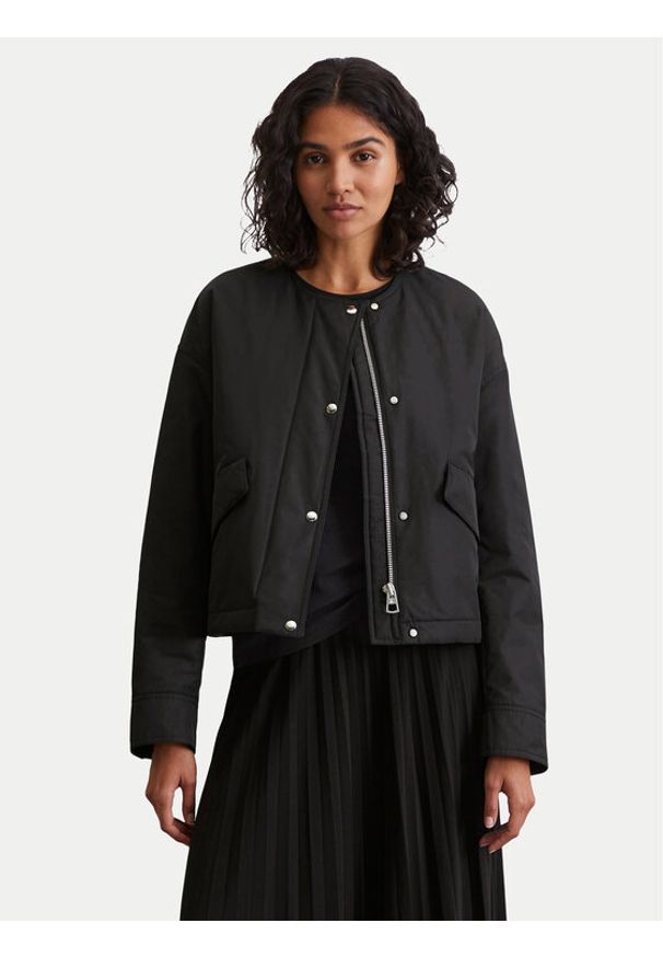 Marc O'Polo Kurtka przejściowa 506 1270 70055 Czarny Regular Fit. Typ kołnierza: polo. Kolor: czarny. Materiał: syntetyk