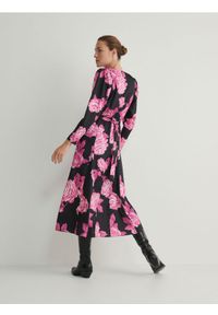 Reserved - Sukienka w kwiatowy print - wielobarwny. Materiał: tkanina. Wzór: nadruk, kwiaty