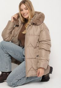 Born2be - Brązowa Pikowana Kurtka z Kapturem z Futerkiem Tevea. Okazja: na spacer, do pracy, na spotkanie biznesowe. Typ kołnierza: kaptur. Kolekcja: plus size. Kolor: brązowy. Materiał: futro. Styl: elegancki, klasyczny, biznesowy #4