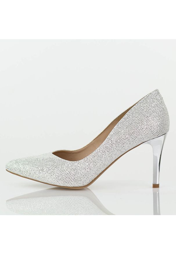 Srebrne Polskie szpilki damskie Prestige 2106 Skóra Brokat. Okazja: na wesele, na ślub cywilny, na spotkanie biznesowe, na imprezę. Kolor: srebrny. Materiał: skóra. Szerokość cholewki: normalna. Obcas: na szpilce. Styl: glamour, biznesowy, elegancki, wizytowy, klasyczny