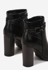 Born2be - Czarne Botki na Słupku z Metalową Klamerką Hova. Nosek buta: okrągły. Zapięcie: zamek. Kolor: czarny. Sezon: jesień, zima. Obcas: na słupku. Styl: klasyczny. Wysokość obcasa: średni #5