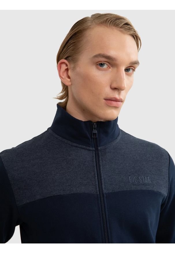 Big-Star - Bluza męska ze stójką granatowa Joe 403. Okazja: na co dzień. Typ kołnierza: kołnierzyk stójkowy. Kolor: niebieski. Materiał: bawełna, jeans. Wzór: nadruk, aplikacja, melanż. Sezon: zima, jesień. Styl: casual, klasyczny