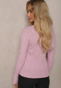 Renee - Jasnoróżowy Sweter z Wiskozą i Ozdobnym Splotem Saviana. Okazja: na co dzień. Kolor: różowy. Materiał: wiskoza. Wzór: ze splotem. Styl: casual, elegancki