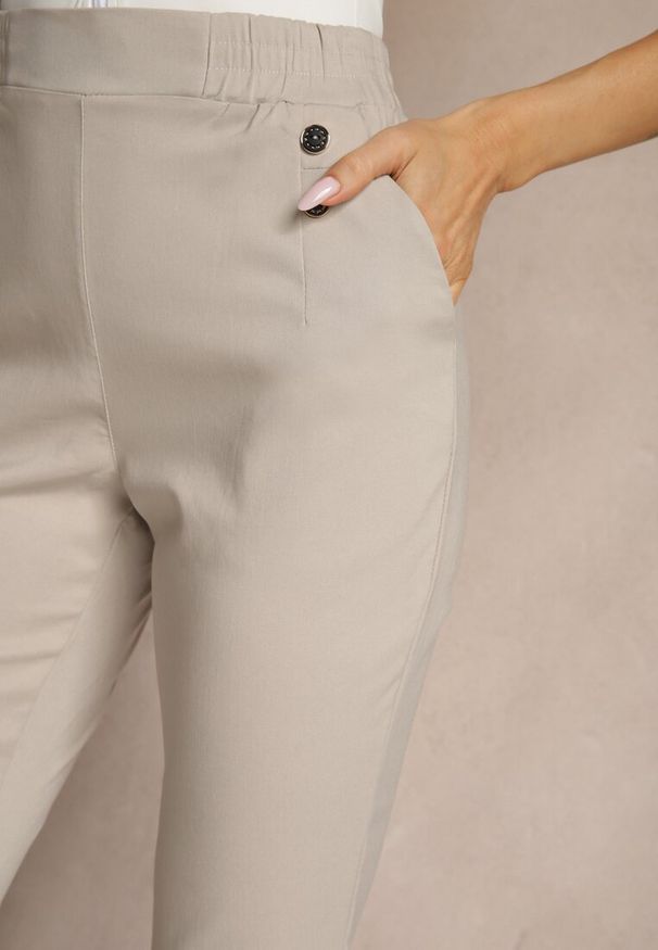 Renee - Beżowe Spodnie z Wiskozą High Waist z Ozdobnymi Guzikami Redillia. Okazja: na spotkanie biznesowe, na co dzień. Stan: podwyższony. Kolor: beżowy. Materiał: wiskoza. Styl: elegancki, biznesowy, klasyczny, casual