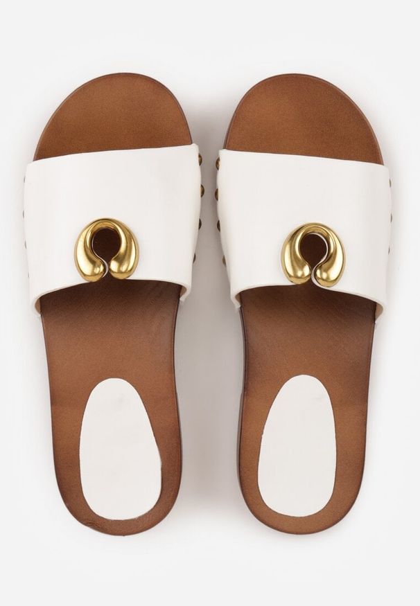 Renee - Białe Klapki Ozdobione Nitami i Metaliczną Aplikacją Doviana. Okazja: na co dzień. Kolor: biały. Wzór: aplikacja. Styl: boho, casual