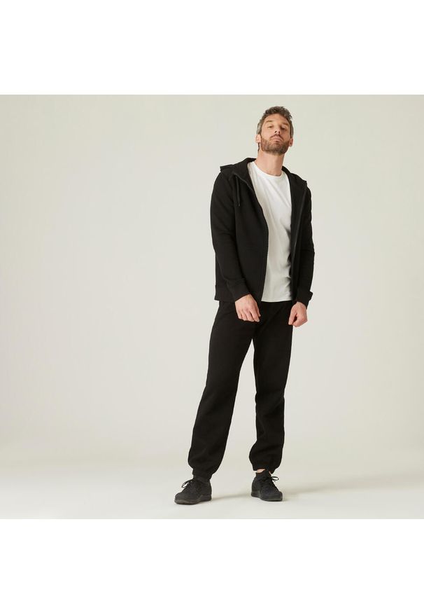 DOMYOS - Spodnie dresowe męskie Nyamba Gym & Pilates 500. Kolor: czarny. Materiał: dresówka. Wzór: ze splotem. Sport: joga i pilates