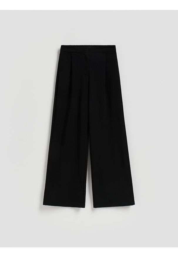 Reserved - Spodnie z prostą nogawką - czarny. Kolor: czarny. Materiał: dzianina. Wzór: gładki