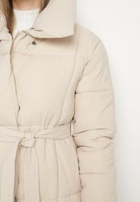 Born2be - Jasnobeżowa Pikowana Kurtka Płaszcz za Kolano z Wiązanym Paskiem Opiedsse. Kolor: beżowy #3