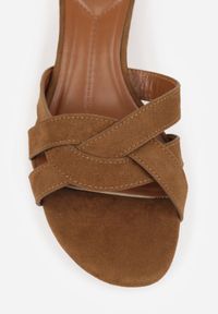 Born2be - Ciemnobeżowe Klapki VICES na Kaczuszkowym Obcasie z Przeplatanymi Paskami Merose. Okazja: na co dzień. Kolor: beżowy. Materiał: jeans. Wzór: paski. Obcas: na obcasie. Styl: casual, elegancki. Wysokość obcasa: średni #4