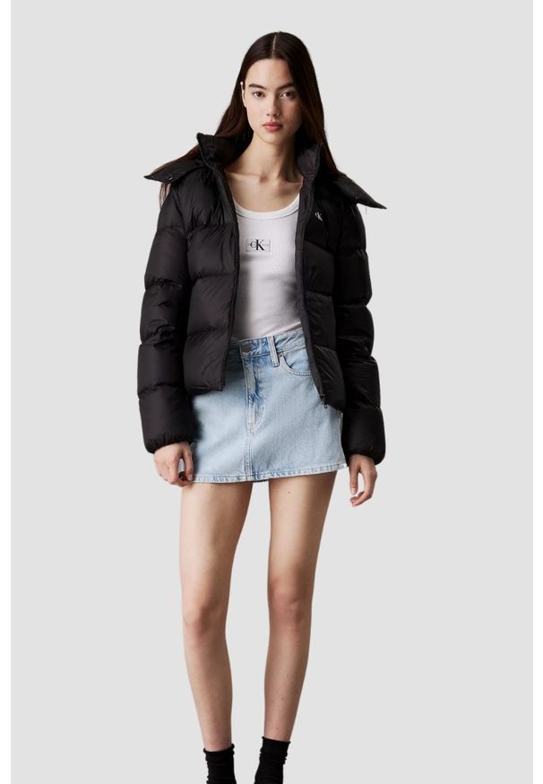 Calvin Klein - CALVIN KLEIN Czarna damska kurtka z kapturem. Typ kołnierza: kaptur. Kolor: czarny