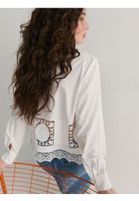 Reserved - Bawełniana koszula z haftem - złamana biel. Materiał: bawełna. Długość: krótkie. Wzór: haft