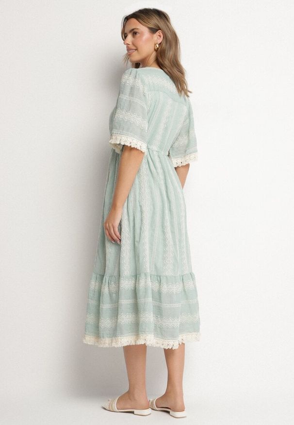 Born2be - Miętowa Bawełniana Sukienka Boho o Rozkloszowanym Kroju z Wiązaniem i Haftem Korithira. Okazja: na spacer, na co dzień. Typ kołnierza: dekolt w serek. Kolor: miętowy. Materiał: bawełna. Wzór: haft. Sezon: lato. Typ sukienki: rozkloszowane. Styl: boho