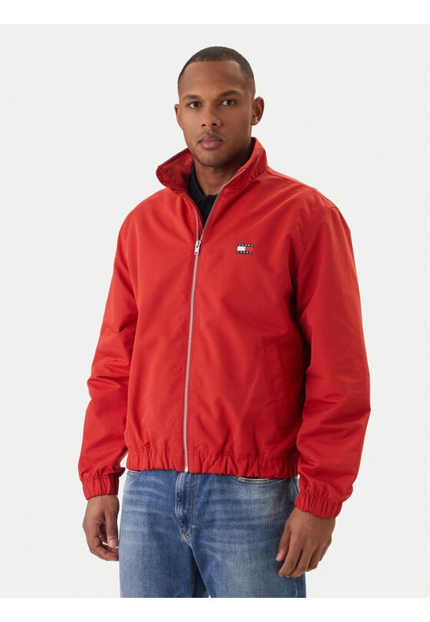 Tommy Jeans Kurtka przejściowa Essential DM0DM22720 Czerwony Regular Fit. Kolor: czerwony. Materiał: syntetyk