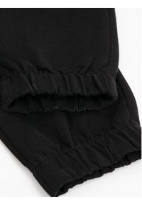 COCCODRILLO - Coccodrillo Spodnie dresowe ZC3120101VGA Czarny Regular Fit. Kolor: czarny. Materiał: bawełna, dresówka