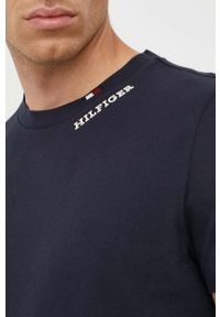 TOMMY HILFIGER - Tommy Hilfiger t-shirt bawełniany kolor granatowy z aplikacją. Kolor: niebieski. Materiał: bawełna. Długość rękawa: krótki rękaw. Długość: krótkie. Wzór: aplikacja. Styl: klasyczny #4