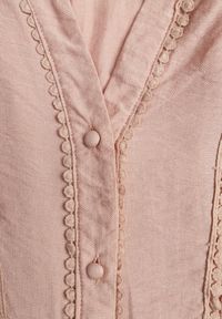 Renee - Jasnoróżowa Wiskozowa Sukienka o Rozkloszowanym Kroju z Wiązanym Paskiem i Koronką Reisavien. Okazja: na spacer, na co dzień. Typ kołnierza: dekolt w serek. Kolor: różowy. Materiał: wiskoza, koronka. Wzór: koronka. Typ sukienki: rozkloszowane. Styl: casual, elegancki #5