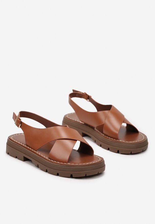 Renee - Brązowe Sandały z Wycięciami na Grubej Platformie i Zapięciem na Sprzączkę Stepia. Zapięcie: sprzączka. Kolor: brązowy. Obcas: na platformie