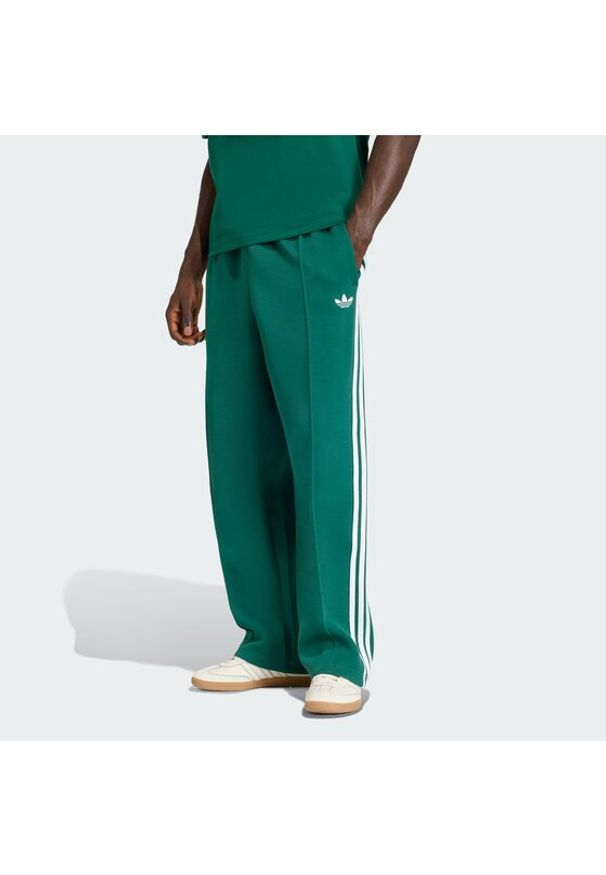 Adidas - adidas Spodnie dresowe adicolor Spacer Track KD4088 Zielony Baggy Fit. Kolor: zielony. Materiał: bawełna. Sport: turystyka piesza