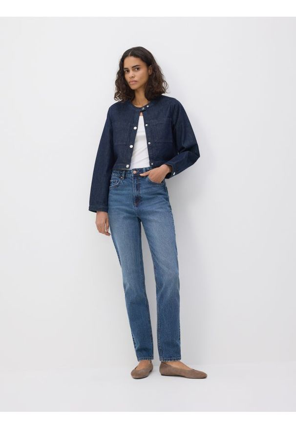 Reserved - Jeansy mom fit z dłuższą nogawką - granatowy. Kolor: niebieski. Długość: długie