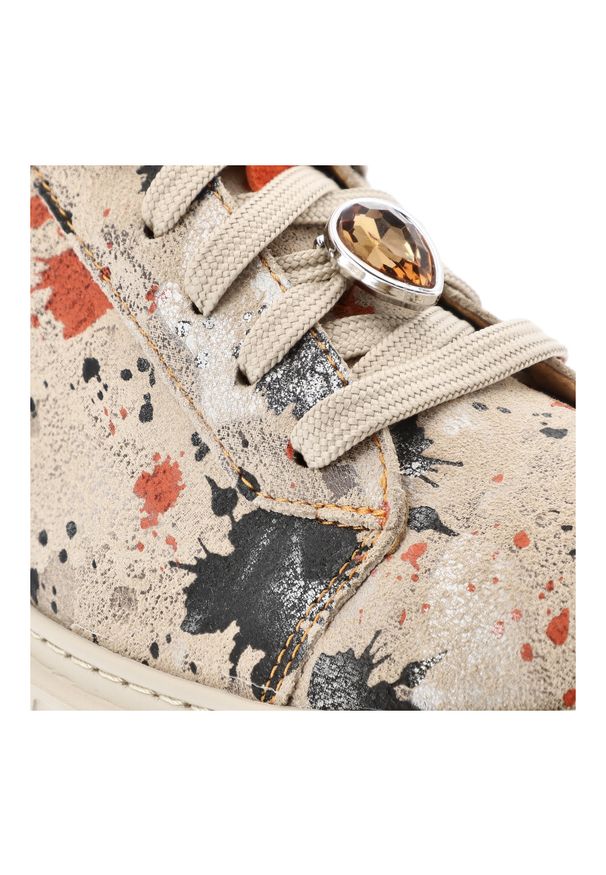 Pomarańczowe Sneakersy Maciejka Stylowe Obuwie Damskie Z Ciekawą Cholewką. Zapięcie: sznurówki. Kolor: beżowy. Materiał: skóra. Szerokość cholewki: normalna. Wzór: aplikacja. Styl: elegancki